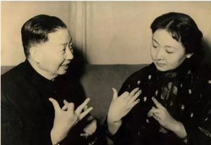 Frau CHEN Bohua und der Pekinger Opernmeister MEI Lanfang haben einen herzlichen Austausch